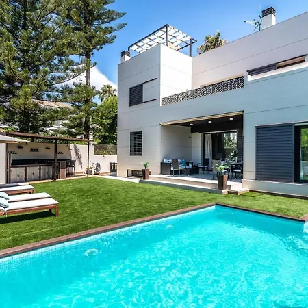 Villa Vacation Marbella I Riviera Del Sol, Private Pool, Jacuzzi, Walking Distance To The Málaga